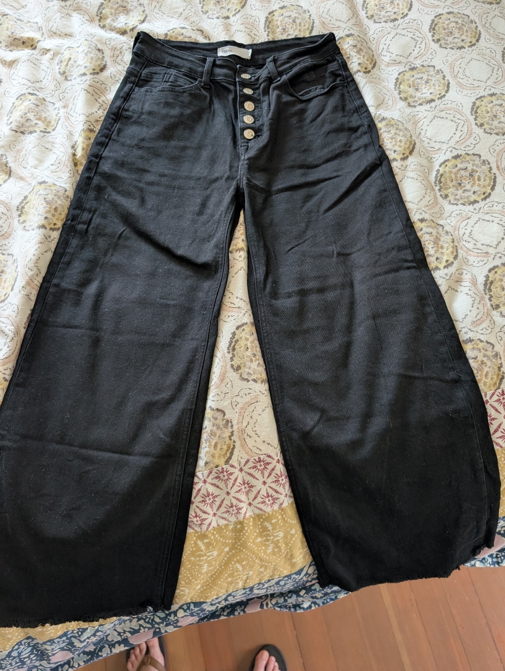 Wide Leg Flare Jeans in Black - Classic Everyday Style
